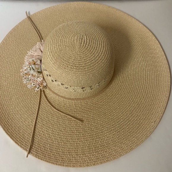 Elegant Tan and Cream Wide-Brimmed Hat with Floral Accent - Picture 2 of 7